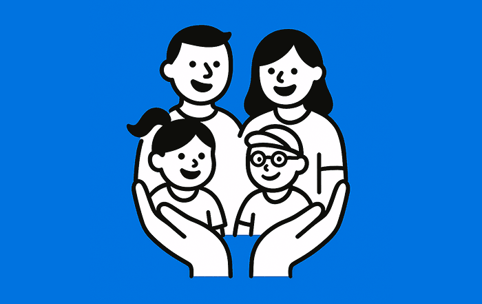 Una familia sonriente conformada por dos adultos y dos niños dentro de unas manos abiertas, simbolizando el apoyo de las familias y la comunidad.