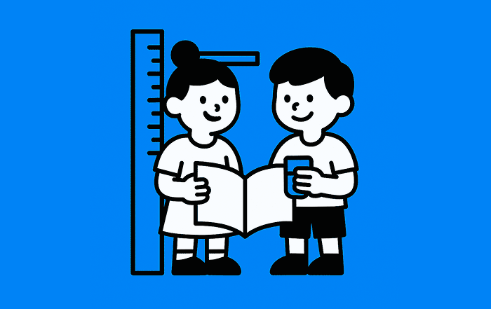 Dos niños observan un libro frente a una regla de medición, simbolizando el seguimiento y evaluación del desarrollo educativo.