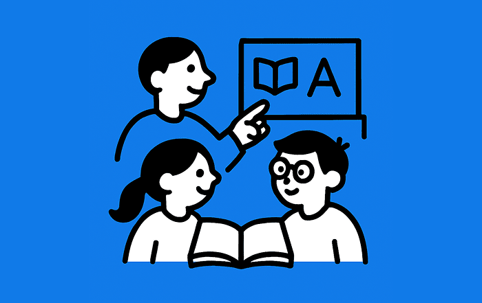 Docente enseña a dos estudiantes frente a una pizarra con un libro y la letra A, representando estrategias pedagógicas efectivas.